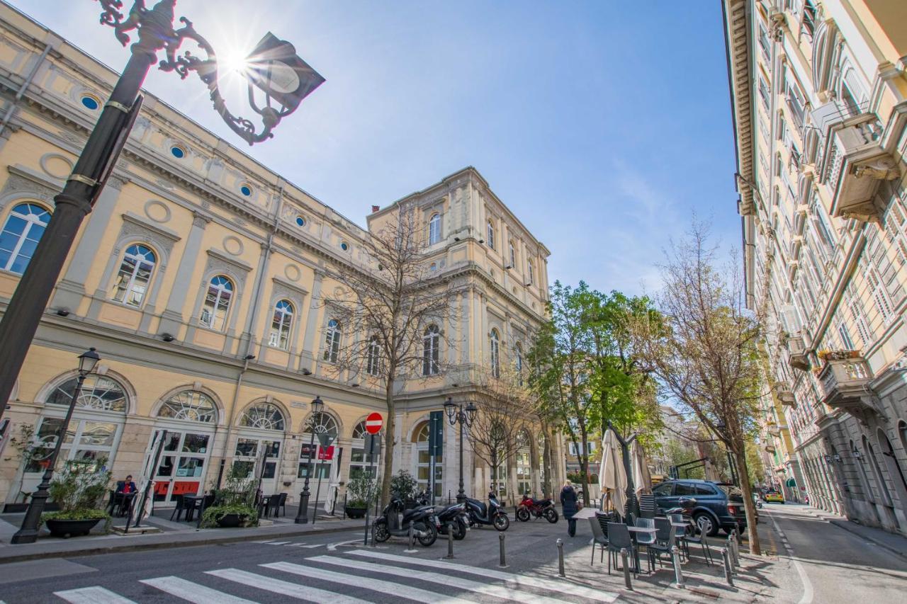 Casa Vacanze Al Teatro Trieste Eksteriør billede